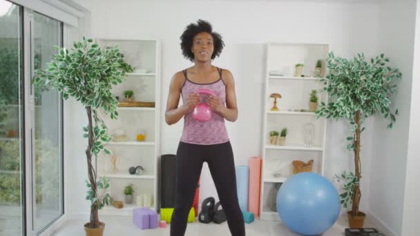 Fitnesstrainerin spricht vor Kamera — Stockvideo