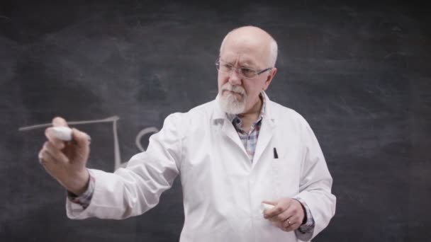 Universitaire homme écrivant des formules mathématiques — Video