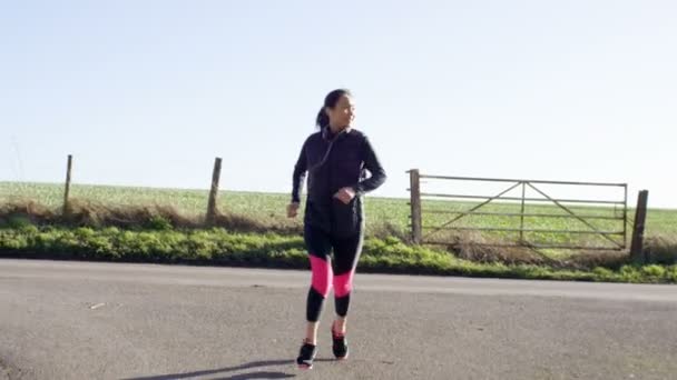 Mujer atando sus cordones — Vídeos de Stock