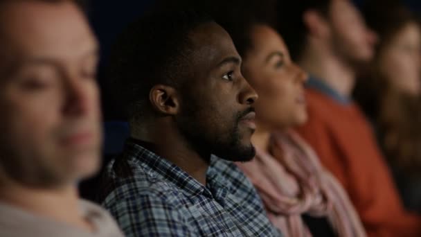 Pareja viendo una película — Vídeos de Stock