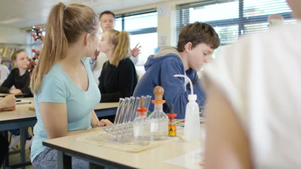 Lehrer unterrichtet Schüler im naturwissenschaftlichen Unterricht — Stockvideo