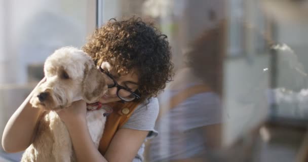 Mujer relajante con perro — Vídeos de Stock
