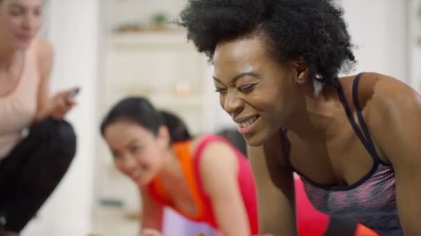 Fitness Eğitmeni çalışan kadınlar — Stok video