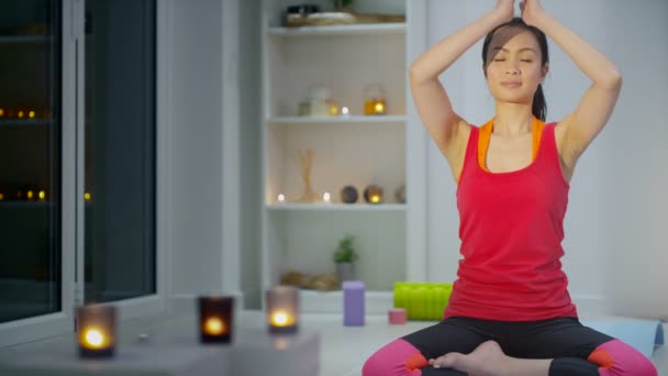 Kadın evde meditasyon yapıyor. — Stok video