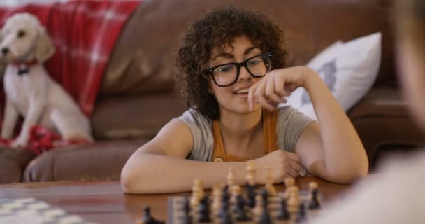 Kadın ve kız satranç oynamaktan — Stok video