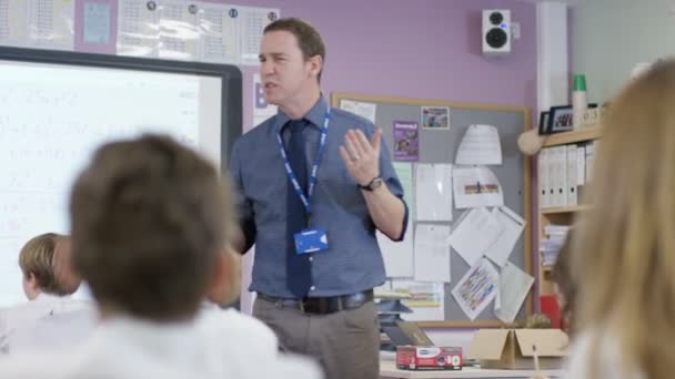 étudiants posant des questions 