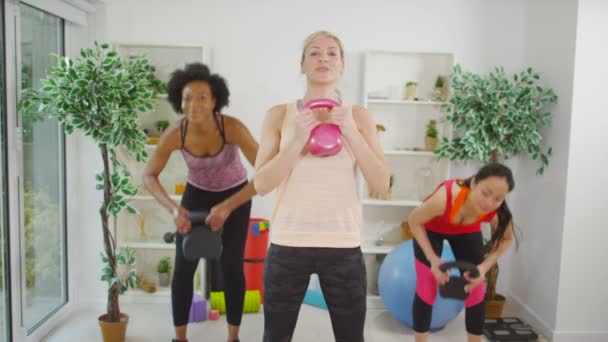 Fitnesstrainerin spricht vor Kamera — Stockvideo