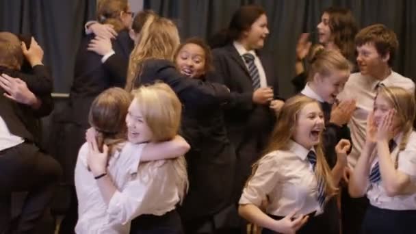Вчитель і студенти позують для селфі — стокове відео