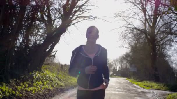 Mujer corriendo en el campo — Vídeo de stock