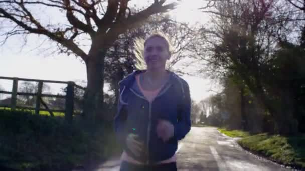 Γυναίκα που τρέχει στην ύπαιθρο — Αρχείο Βίντεο