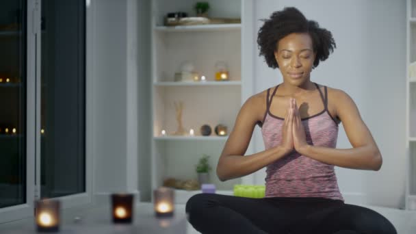 Kadın evde meditasyon yapıyor. — Stok video