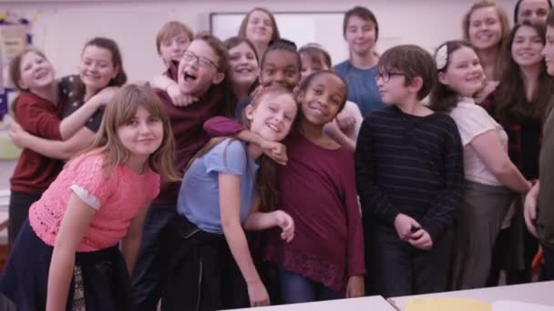 Enfants dans la classe scolaire — Video