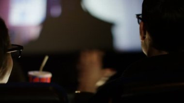 Çift eylem film izlerken sinemada 