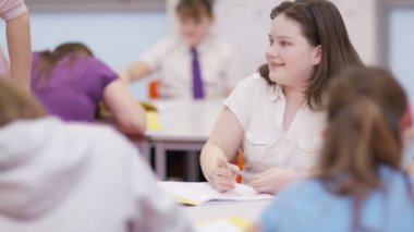 Öğretmen okul ders