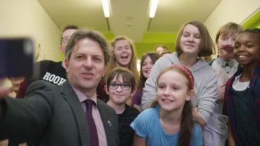 Öğrenciler okulda selfie için poz