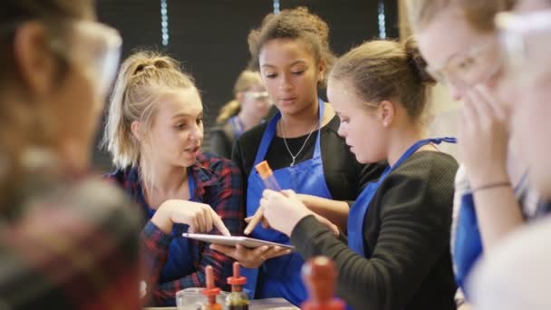 Studenten werken in de wetenschap klasse — Stockvideo