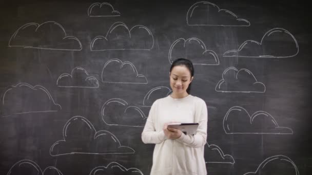 Mulher com um computador tablet — Vídeo de Stock