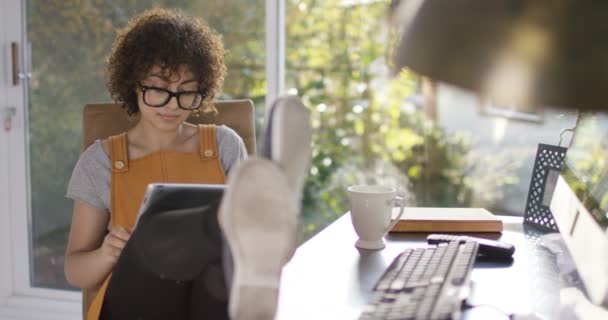 Mujer usando tableta — Vídeo de stock