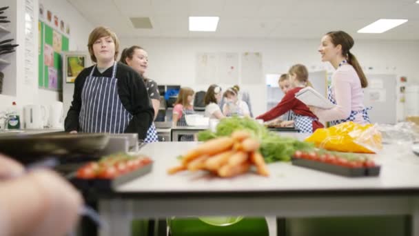 Insegnante che insegna agli alunni in classe di cucina — Video Stock