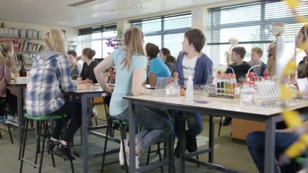 Profesores enseñando a estudiantes en clase de ciencias — Vídeo de stock