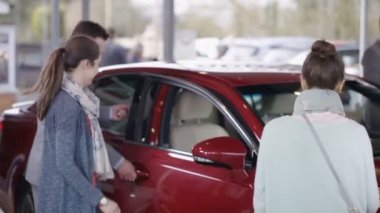 Arkadaşlar anahtar yeni arabaya götür.