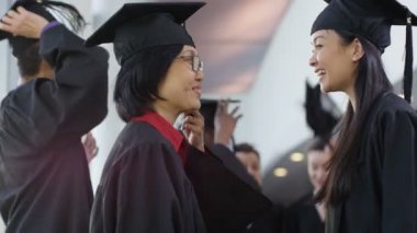 mezuniyet gününde olgun öğrenciler