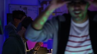 sanal gerçeklik izleyiciler çalışırken programcılar