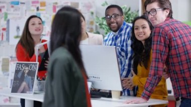 yaratıcı office gülümseyen işçi