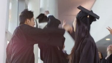 mezuniyet gününde olgun öğrenciler