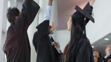 mezuniyet gününde olgun öğrenciler