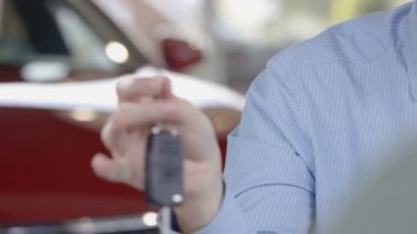 anahtar yeni sahibine veren satıcı