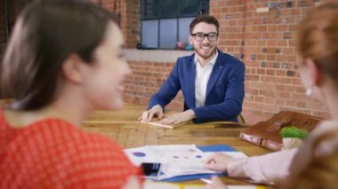 adam ters iş adamları oturur