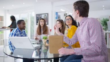  İşçiler fikir tartışmak