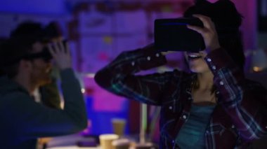 sanal gerçeklik izleyiciler çalışırken programcılar