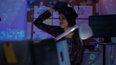 sanal gerçeklik izleyiciler çalışırken programcılar