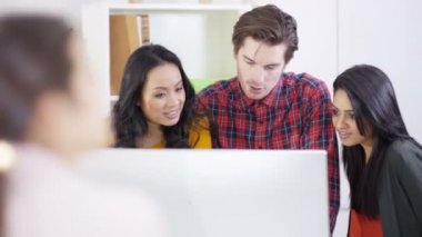 Bilgisayarda çalışan işçiler