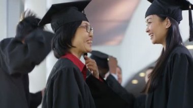 mezuniyet gününde olgun öğrenciler