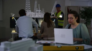 Mühendis bir proje üzerinde çalışıyor 