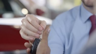 anahtar yeni sahibine veren satıcı