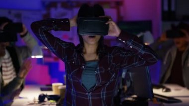 sanal gerçeklik izleyiciler çalışırken programcılar