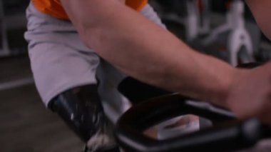 Egzersiz bisikleti üzerinde çalışma dışarı adam 