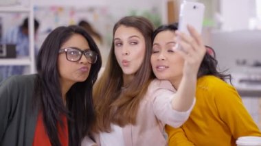 kadın iş takım poz bir selfie için