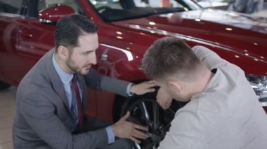 Satıcı gösteren müşteri yeni araba