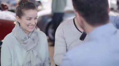 Yeni araba için çift alarak anahtar