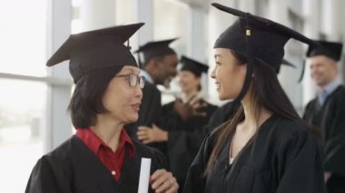 mezuniyet gününde olgun öğrenciler