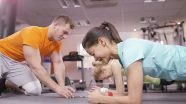 Kişisel antrenör ile çalışma dışarı kadınlar 