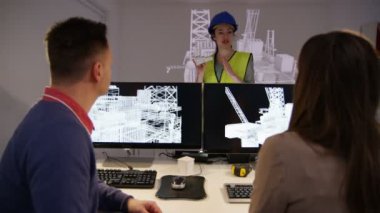 Mühendis bir proje üzerinde çalışıyor 