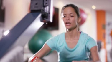 kürek makine üzerinde çalışan kadın