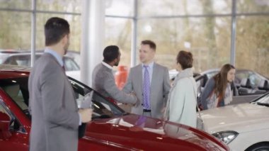  Satıcı içinde araba Bayilik çalışma