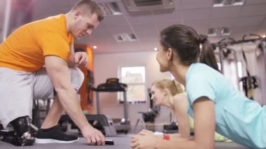 Kişisel antrenör ile çalışma dışarı kadınlar 